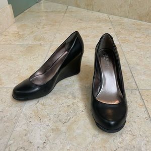 Kenneth Cole Reaction black leather wedges size 8